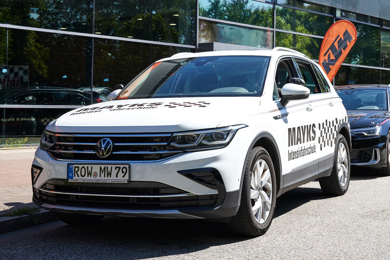VW Tiguan weiß – Mayks Intensivfahrschule