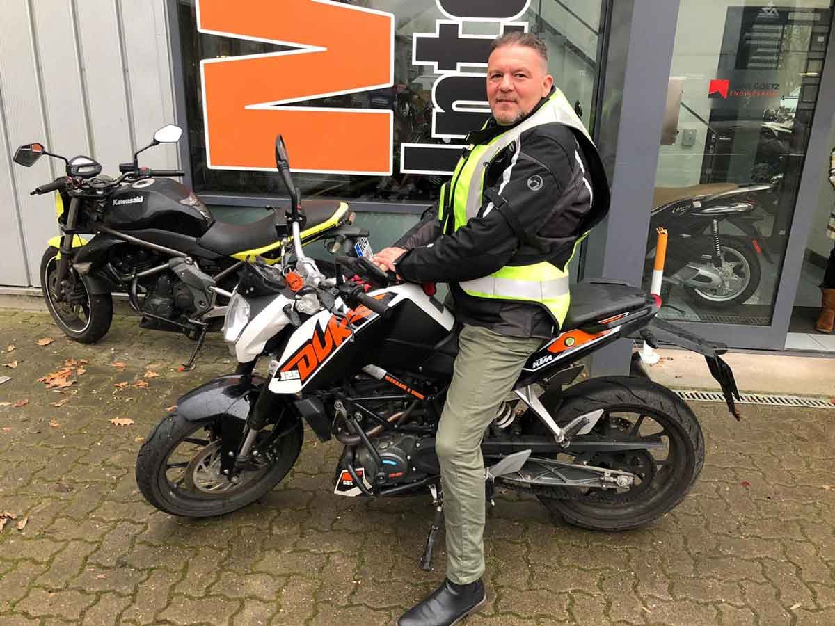 Fahrlehrer auf KTM Duke 125