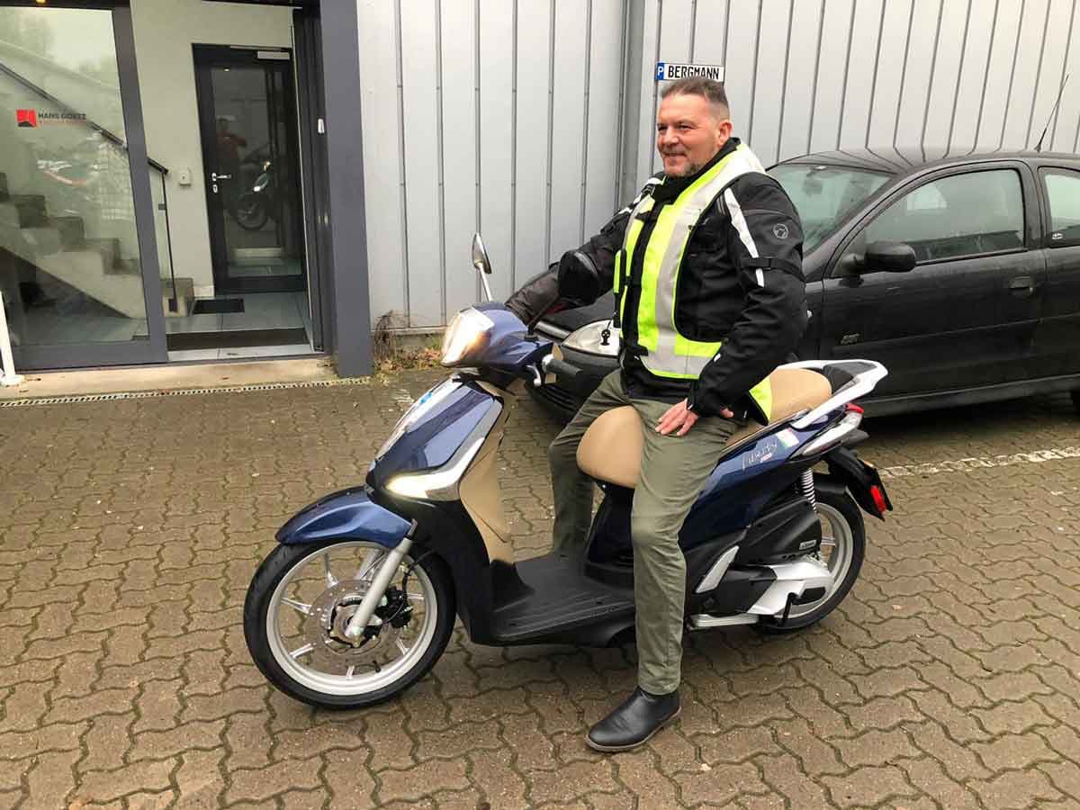 Fahrlehrer auf Piaggio 125ccm Roller